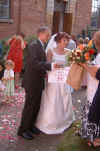Hochzeit_vor_der_kirche02.jpg (49475 Byte)